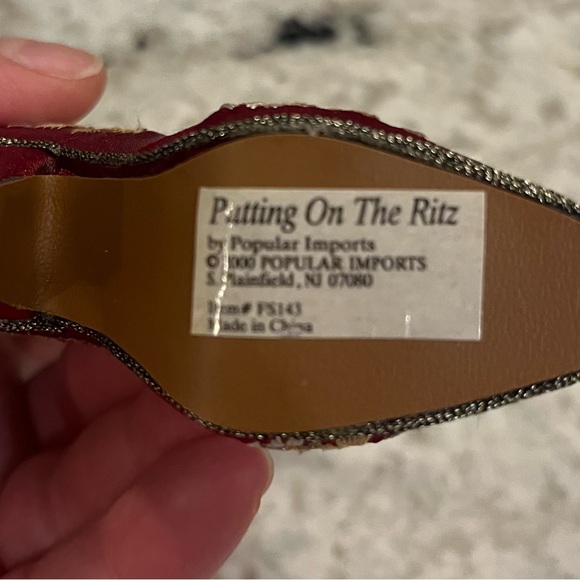 Putting on the Ritz by Popular Imports (2000) - red velvet resin shoe. #FS143 - Picture 6 of 6